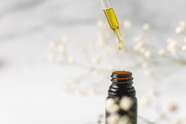 Dropper bottle with penetrating oil drops