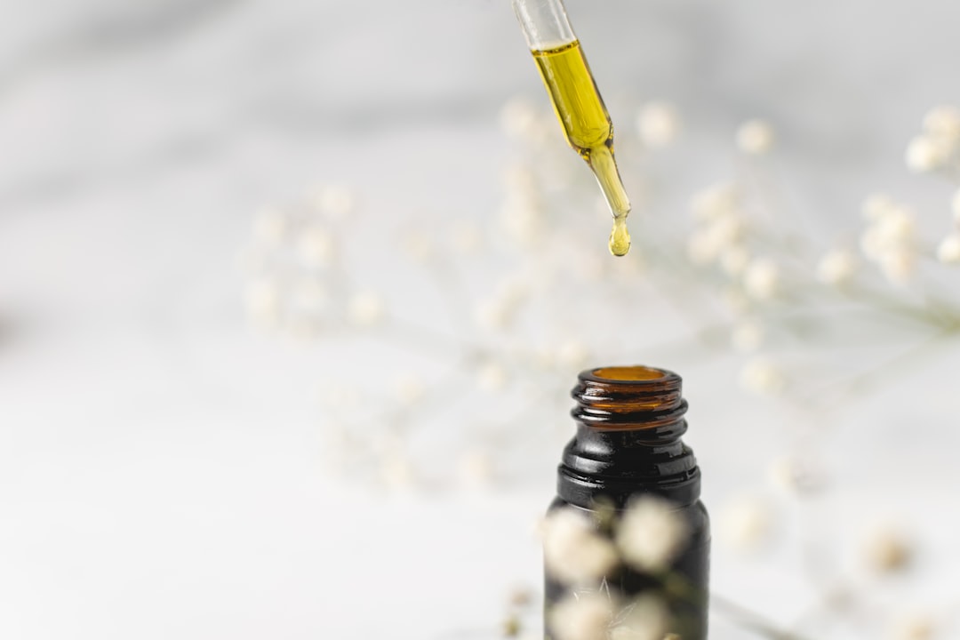 Dropper bottle with penetrating oil drops