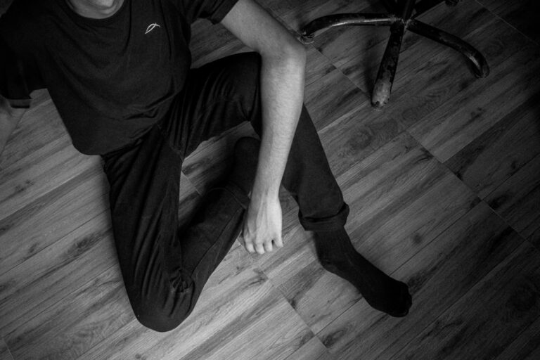 Person sitting on the floor, illustrating sciatic leg pain